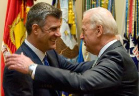 Biden svým krutým cynismem dorazil Srby, ČTK ho velebí