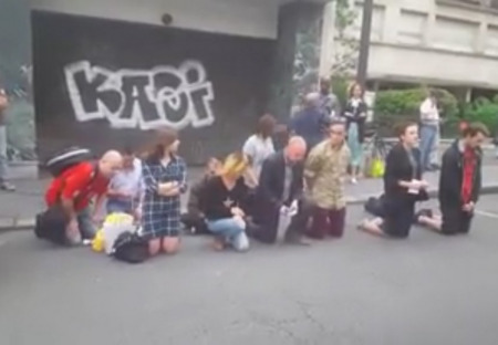 Video: Černoch narušil skupinovú modlitbu v Paríži. Pozri sa, čo sa stalo ďalej.