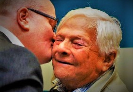 Chudák pan Brady. Neuvěřitelný státní cirkus kvůli milému dědouškovi...