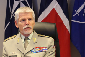 general-nato-rusko-nevyhrozuje-ale-pouze-predvadi-svoji-silu