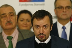 pane-poslance-zenisku-sundejte-si-cerne-bryle-nasadte-opticke-a-ctete