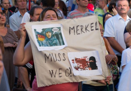 Merkelová musí jít!