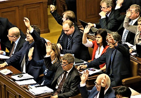Ne základnám: Pozvánka k protestnímu petičnímu stánku před Poslaneckou sněmovnou proti projednávání změny čl.43 o armádě v Ústavě ČR