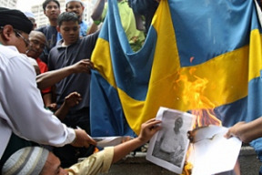 ve-svedsku-migranti-podrizli-zene-hrdlo-ubodali-manzela-a-zhuleni-se-tomu-smali