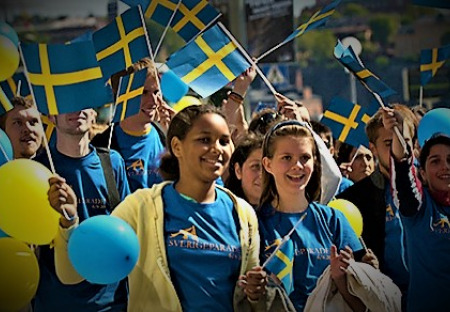 Afričtí migranti ve Švédsku znásilnili další dívku a příteli trvale poškodili mozek.