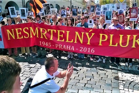 pochod-nesmrtelny-pluk-v-praze