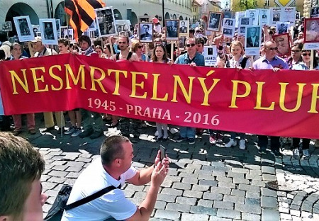 Pochod Nesmrtelný pluk v Praze