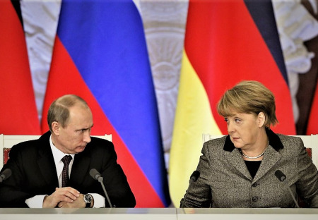 Z ruského Soči odišla Merkelová ako zmoknutá kura