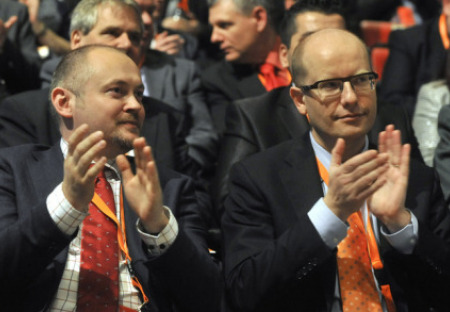 Sjezd socialistů: Demokraticky krást a loupit, s většinou za zády