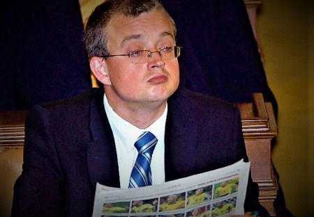 Chudák politik, takřka bezdomovec. To si přečtěte, ale zvedne Vás to ze židle!!!!!