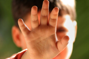 sexualni-zneuzivani-deti-nasili-a-podobne-negativni-jevy-postihuji-nejen-vychovne-ustavy-ale-i-detske-domovy-kdo-tento-problem-kdy-vyresi
