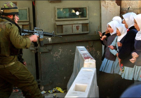 Checkpoint (Machssomim, 2003, Izrael, 80 min.)