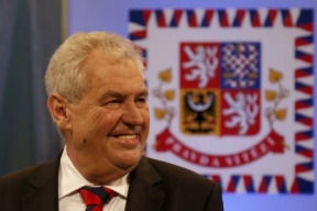 zeman-uz-na-hrade-v-roli-spolecnost-je-rozdelena-na-2-tabory-stejne-tak-nepratele-a-priznivci-zemana-skore-prinejmensim-2-3-milionum