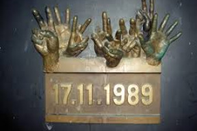 dve-listopadova-vyroci-jejich-porovnani-a-zejmena-duvera-v-lepsi-casy-v-rusku-maji-vrsr-u-nas-samet-1989