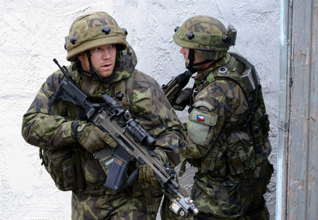Urychlená změna Ústavy ČR kvůli zájmům amerických jestřábů a NATO. Opravdu se smíříme s destrukcí českého národa a americkou okupací?