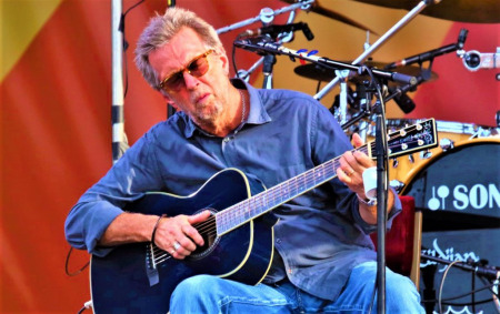 "Tohle musí přestat" - Eric Clapton v nové antikovidové písni “This Has Gotta Stop” o svých pocitech z vlastního očkování.