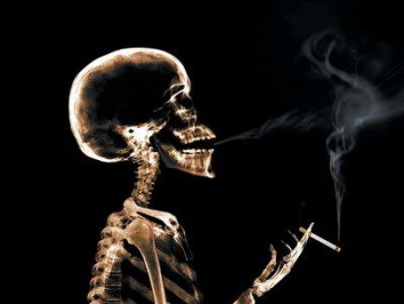 Metanol usmrtil přes dvacet lidí, cigarety jich zabijí na 22 tisíc