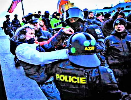 Demonstrace na Václaváku. Žádné Česko proti bídě, ale hajlování, násilí a propagace terorismu