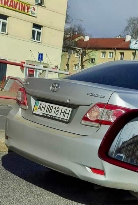 Toto je jedno z UA aut jezdících po ČR - všimněte si značky !!!