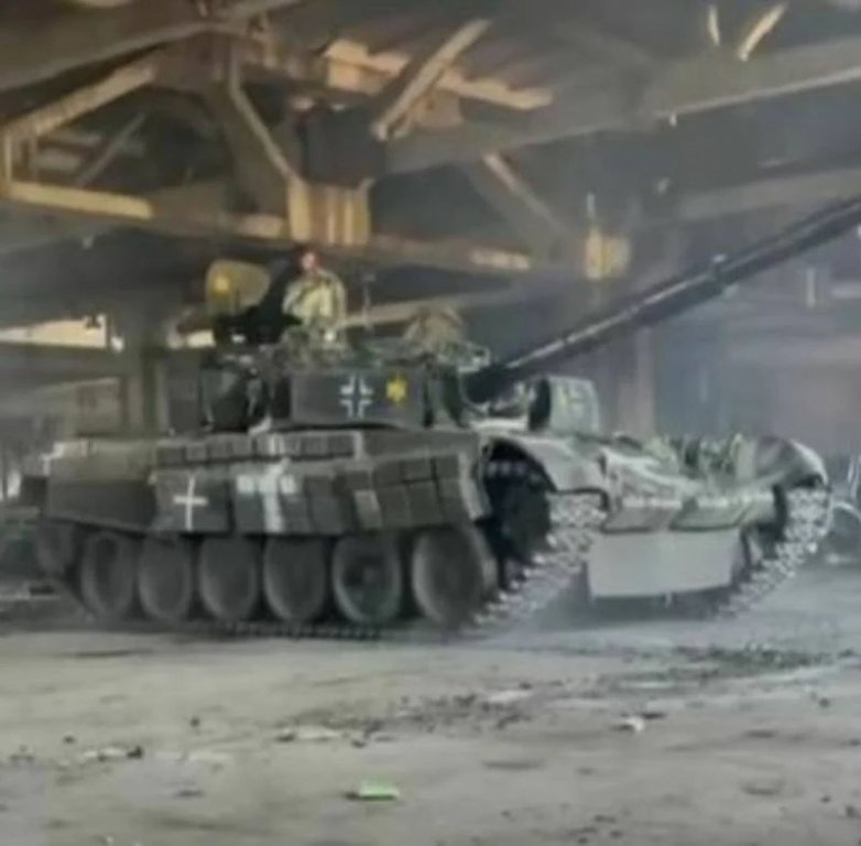 novy-takticky-znak-ukrajincu-na-vybaveni-nato-znak-hitlerovy-23-tankove-divize