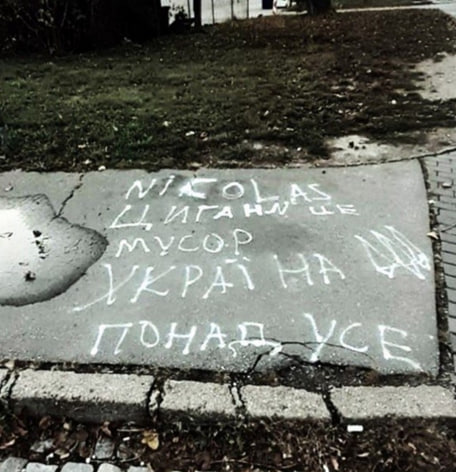 ukrajinsti-uprchlici-kteri-na-zacatku-cervna-zavrazdili-roma-pokracuji-v-hanobeni-pamatky-zavrazdeneho-mladika-nikolase