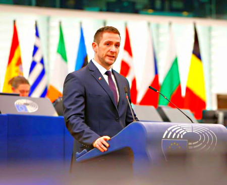 Leyenová sa vyhráža strednej Európe. Uhrík jej oponuje.