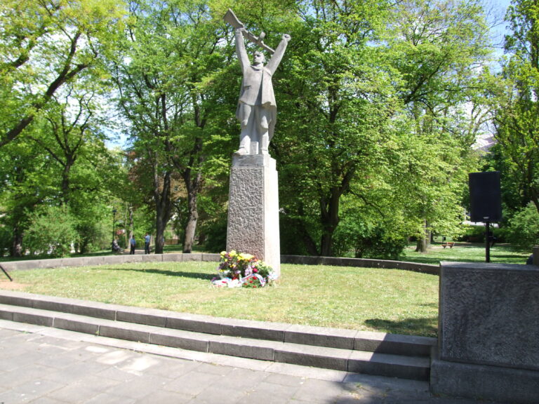 v-predvecer-vyroci-osvobozeni-byl-v-teplicich-znicen-pamatnik-rudoarmejce