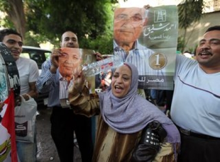 Mubarak musel za mříže, aby se legalizoval sex s mrtvými ženami...?