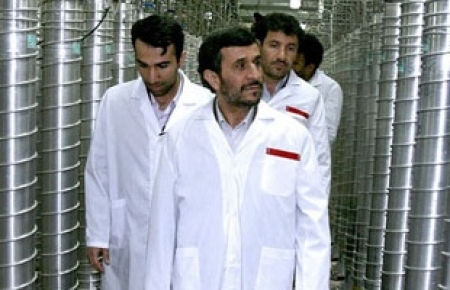 Ahmadínedžád přivedl redaktora německé televize ZDF během rozhovoru dvakrát do rozpaků